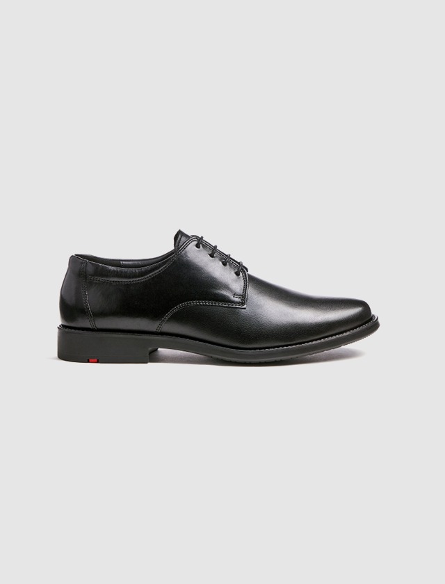 Schwarze Lederhalbschuhe.
