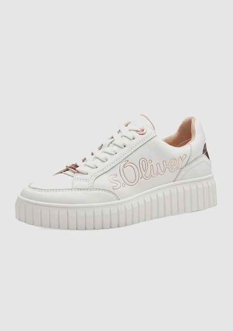 Weißer Sneaker von s.Oliver mit dicker, profilierten Sohle und dekorativer Schrift.