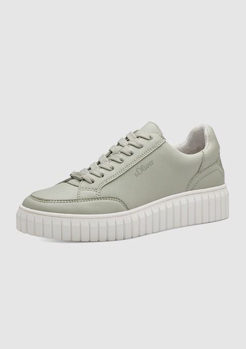 Sportlicher Sneaker in Hellgrün mit einer dicken, weißen Sohle.