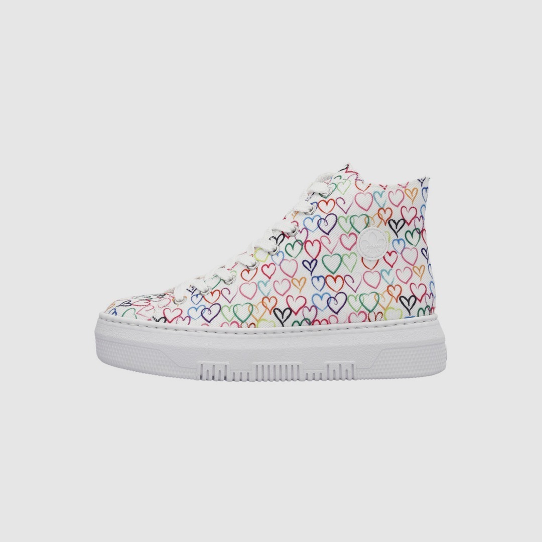 Bunte Sneaker mit Herzmustern auf weißem Hintergrund.