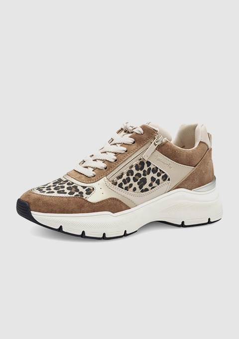 Beiger Sneaker mit Leopardenmuster und weißen Schnürsenkeln.