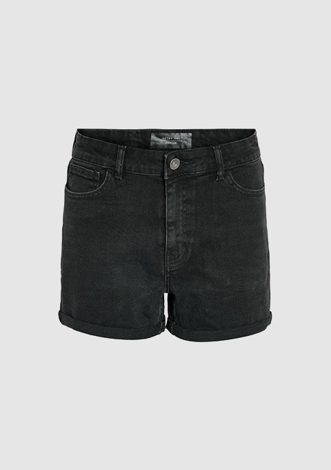 Schwarze Denim-Shorts mit umgeschlagenem Saum. Schwarze Denim-Shorts mit umgeschlagenem Saum.
