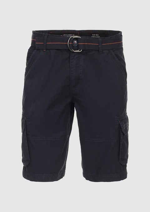 Schwarze Cargo-Shorts mit Gürtel und Seitentaschen. Schwarze Cargo-Shorts mit Gürtel und Seitentaschen.