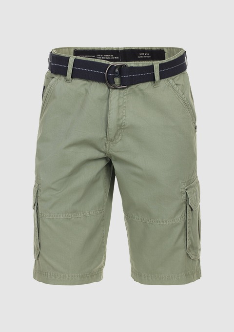 Grüne Shorts mit Gürtel. Grüne Shorts mit Gürtel.