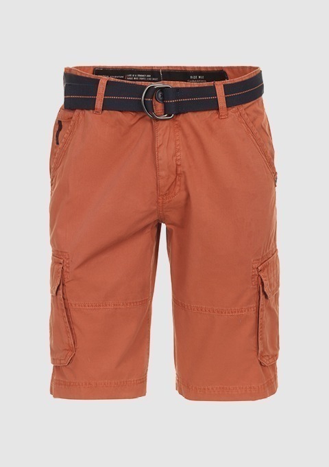 Oranger Cargo-Shorts mit Gürtel. Oranger Cargo-Shorts mit Gürtel.