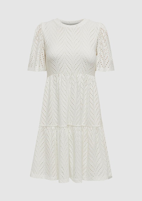 Ein weißes Kleid mit kurzen Ärmeln und gestuften Volants.