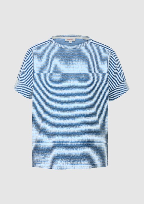 Ein blau gestreistes T-Shirt mit kurzen Ärmeln.