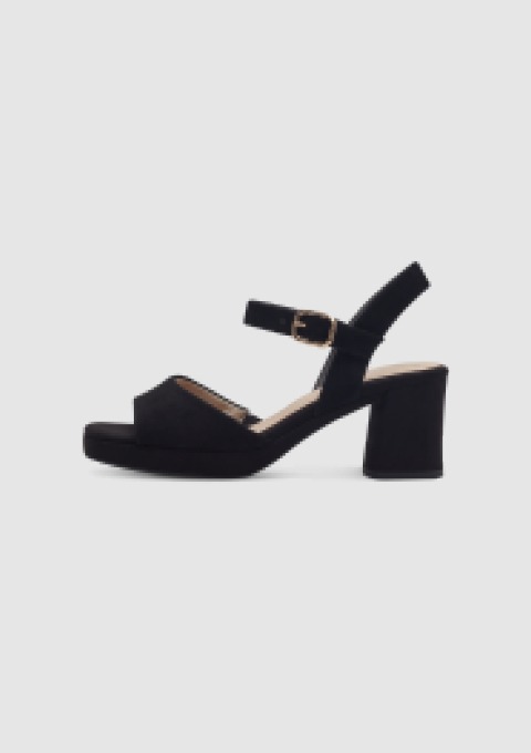Schwarze Absatzsandalen mit Riemchen.