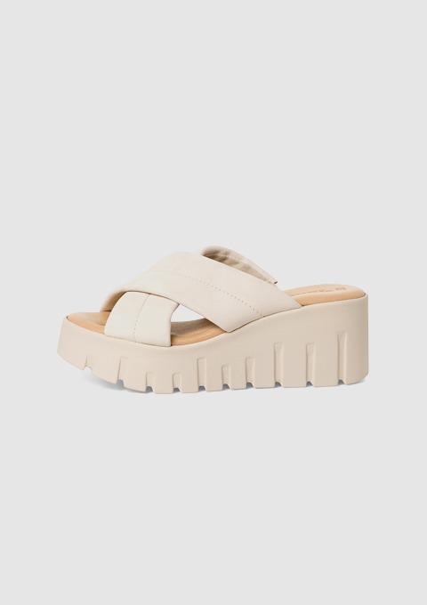 Beige Plateausandalen mit gekreuzten Riemen.