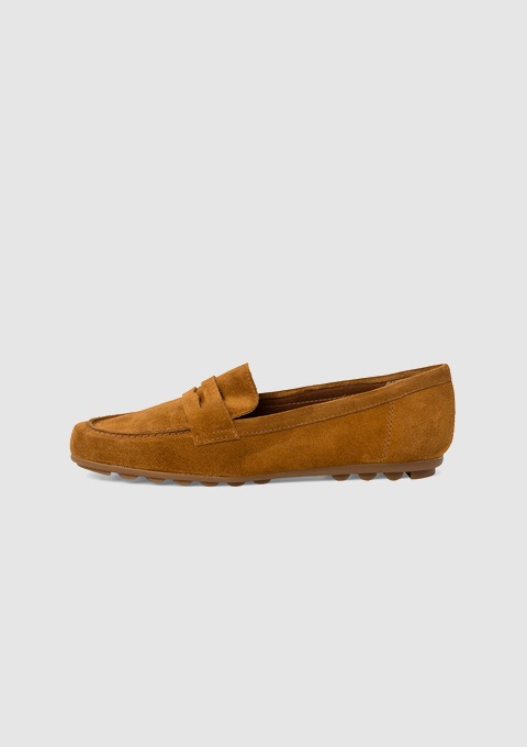 Brauner Wildlederschuh in Mokassin-Optik.