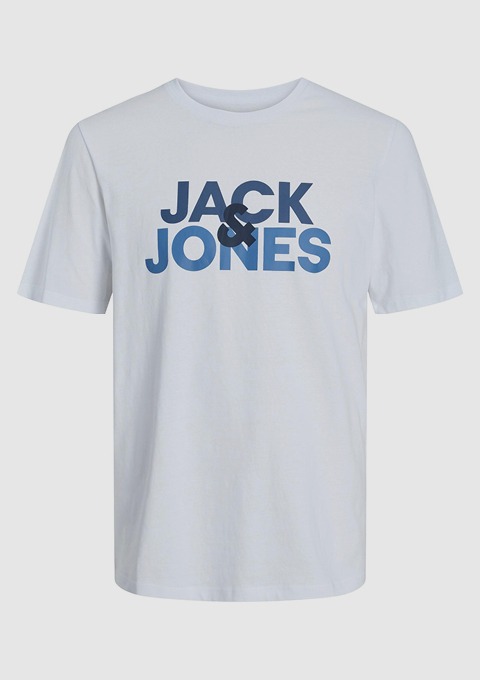 Ein weißes T-Shirt mit dem Schriftzug "JACK & JONES" in blauer Schrift.