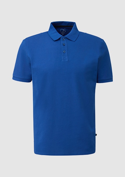 Ein blaues Poloshirt.
