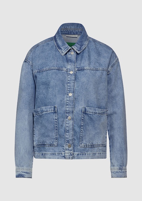 Eine blaue Jeansjacke mit zwei Taschen und Druckknöpfen.