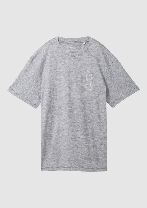 Graues T-Shirt mit einem kleinen, weißen Logo auf der linken Brustseite.