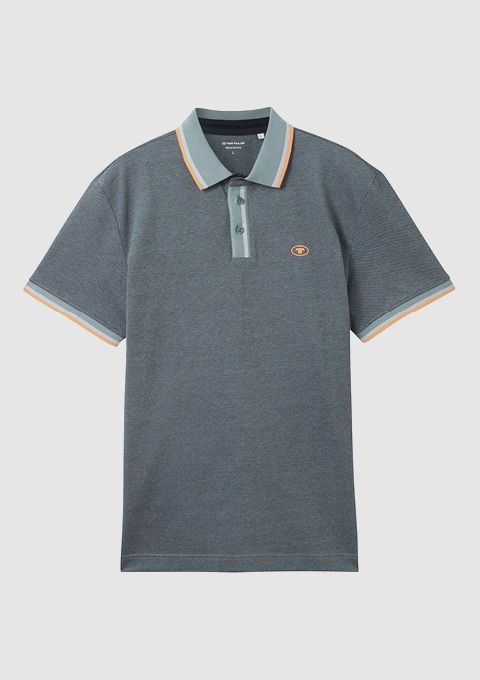Ein graues Poloshirt mit farbigen Akzenten an Kragen und Ärmeln.