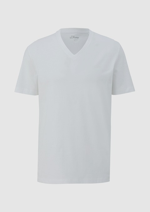 Ein weißes T-Shirt mit V-Ausschnitt.