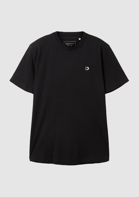 Schwarzes T-Shirt mit rundem Ausschnitt und kleiner weißer Logo-Applikation.