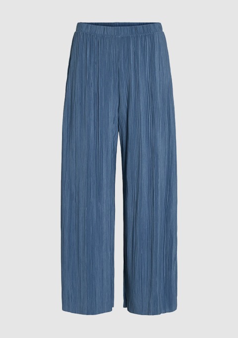 Langbeinige, plissierte Hose in blauer Farbe.