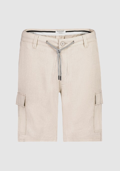 Beige Cargo-Shorts mit Knopf und Bindeband. Beige Cargo-Shorts mit Knopf und Bindeband.