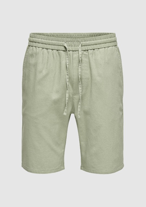 Beige Shorts mit elastischem Bund und Kordelzug. Beige Shorts mit elastischem Bund und Kordelzug.