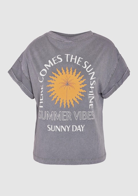 Ein graues T-Shirt mit dem Aufdruck "HERE COMES THE SUNSHINE", einer Sonne und den Worten "SUMMER VIBES" und "SUNNY DAY" auf der Rückseite.