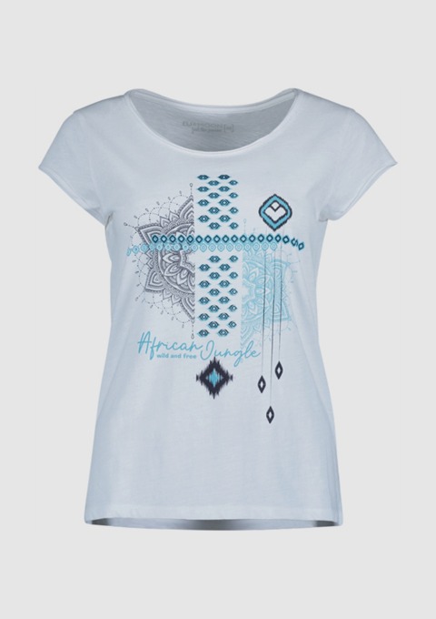 Weißes T-Shirt mit buntem Druck, darunter der Aufdruck "African Jungle" und geometrischen Mustern.