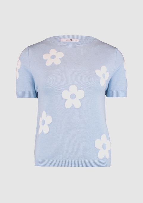 Ein himmelblauer Pullover mit kurzen Ärmeln und weißen Blumenmustern.