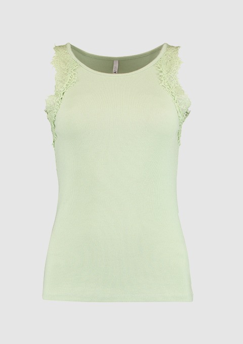 Grünes Tanktop mit Spitzenärmeln.