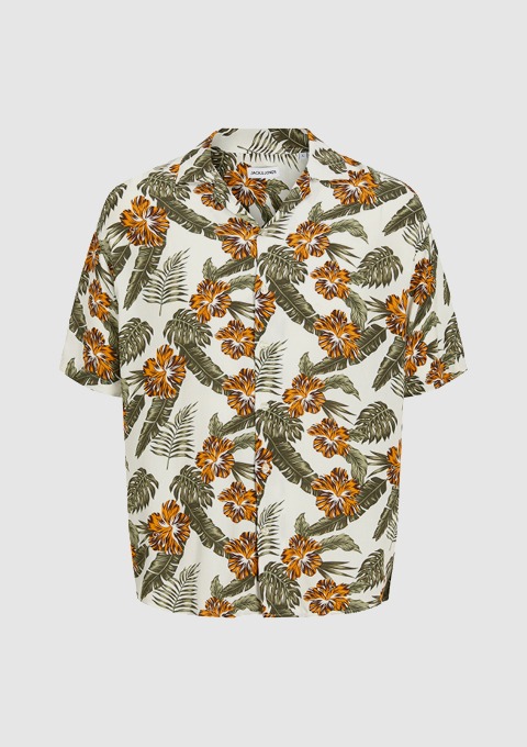 Ein kurzärmliges Hemd mit einem bunten, floralen Muster in Orange, Grün und Weiß.