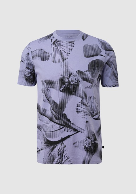 Ein lila T-Shirt mit schwarzem Blumendruck.