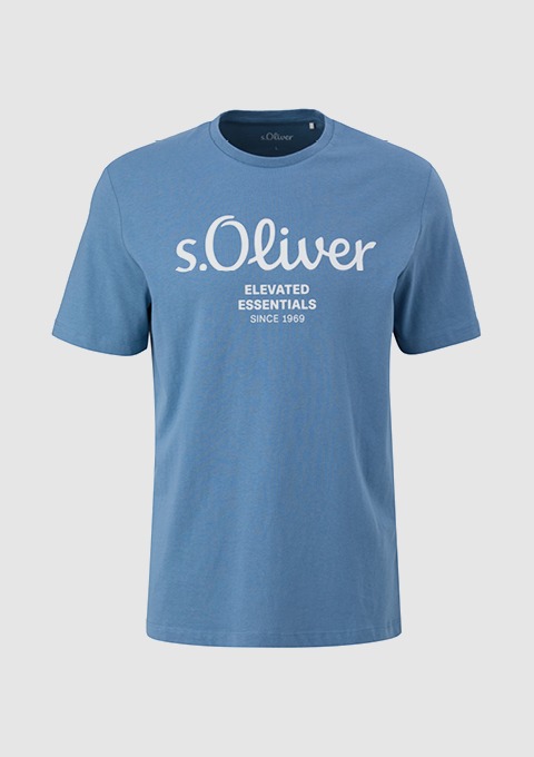 Ein blaues T-Shirt mit dem Aufdruck "s.Oliver Elevated Essentials Since 1969".