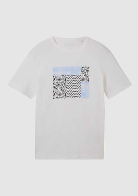 Ein weißes T-Shirt mit einem bunten grafischen Druck in der Mitte.