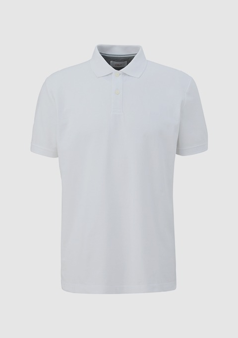 Ein weißes Poloshirt mit kurzem Arm und Kragen.
