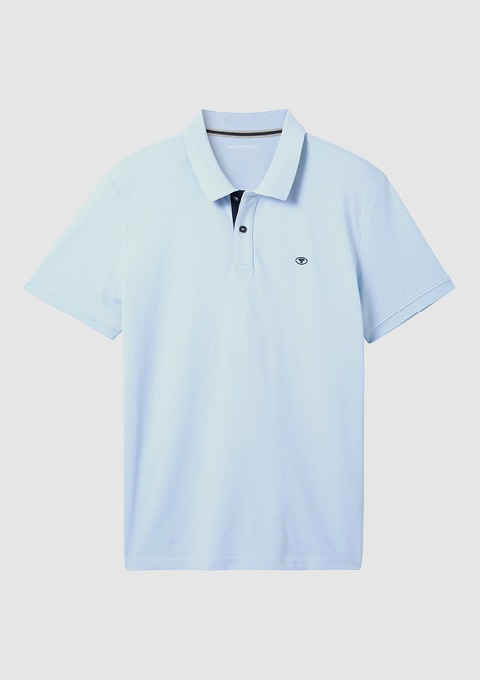 Ein hellblaues Polohemd mit kurzem Arm und Knopfleiste.