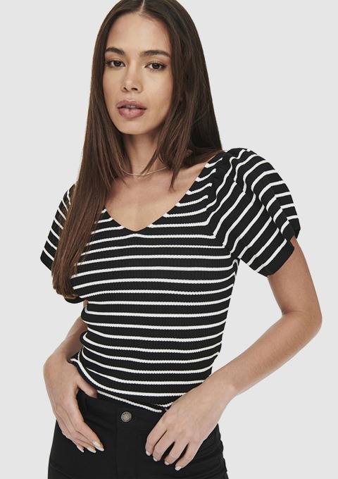 Eine Frau trägt ein gestreiftes T-Shirt in schwarz und weiß.