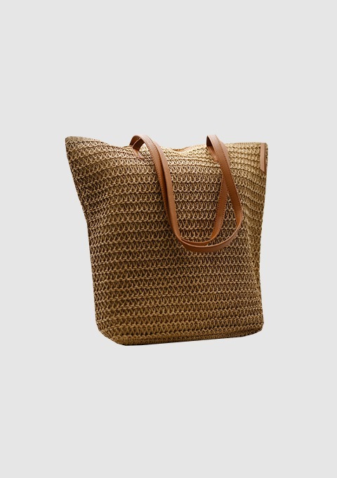 Eine braune Tasche aus geflochtenem Material mit ledernen Trägern. Eine braune Tasche aus geflochtenem Material mit ledernen Trägern.