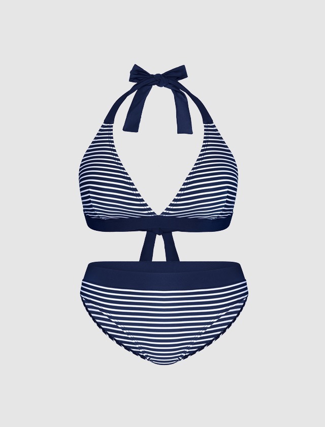 Ein gestreifter Bikini in Navy-Blau. Ein gestreifter Bikini in Navy-Blau.