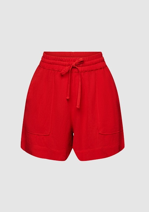 Rote Shorts mit elastischem Bund und zwei Taschen. Rote Shorts mit elastischem Bund und zwei Taschen.