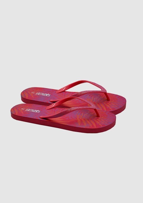 Rote Flip-Flops mit einem tropischen Muster. Rote Flip-Flops mit einem tropischen Muster.