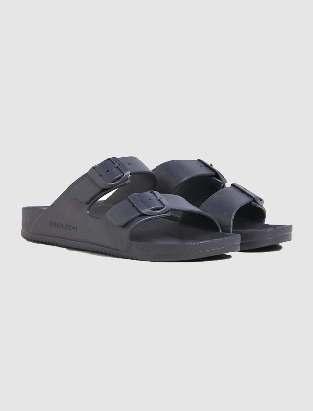 Schwarze Sandalen mit zwei Schnallen. Schwarze Sandalen mit zwei Schnallen.