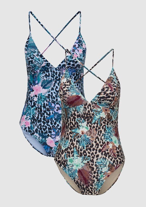 Zwei bunte Badeanzüge mit verschiedenen Mustern, einer in Blau mit floralen Motiven und der andere in Braun mit einem Leopardenmuster. Zwei bunte Badeanzüge mit verschiedenen Mustern, einer in Blau mit floralen Motiven und der andere in Braun mit einem Leopardenmuster.