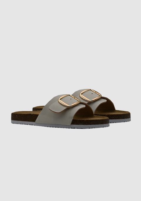 Beige Sandalen mit goldenen Schnallen. Beige Sandalen mit goldenen Schnallen.