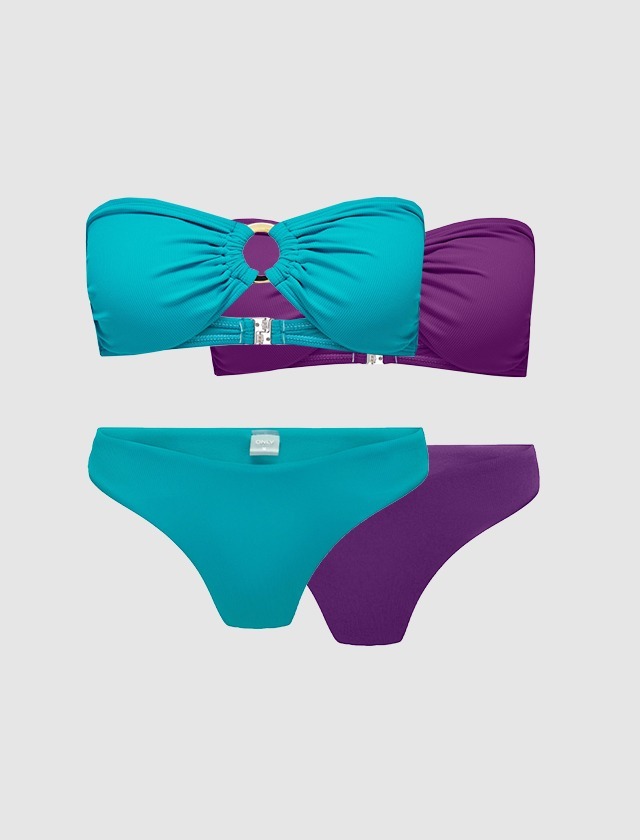 Zwei Bikinis in Blau und Lila. Zwei Bikinis in Blau und Lila.