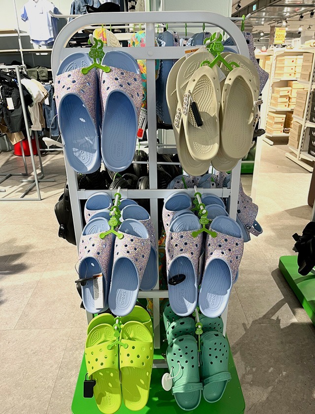 Eine Regalanzeige mit farbigen Schuhen.