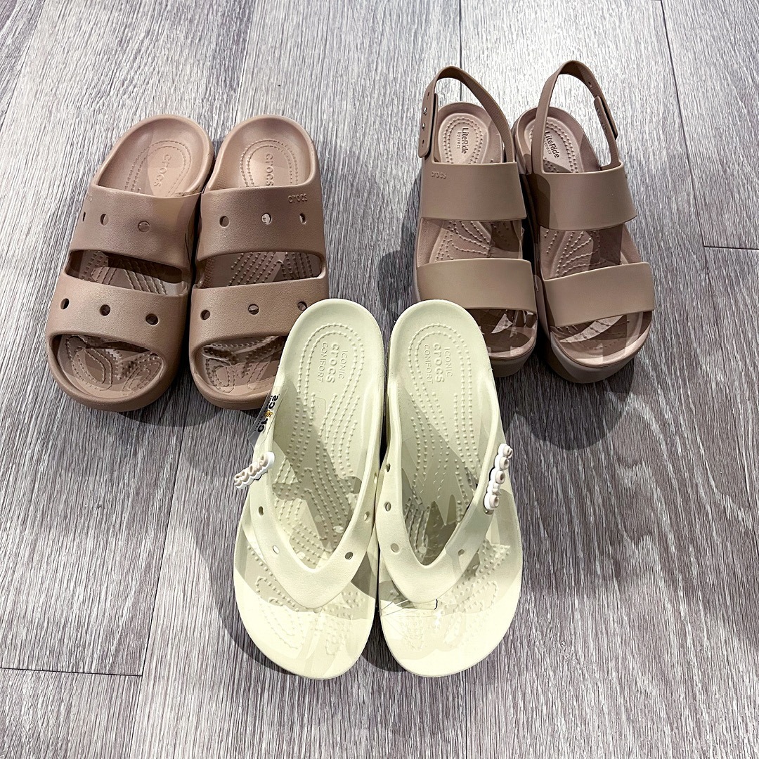 Zwei Paare von Sandalen: ein braunes Paar und ein leicht grünes Paar.