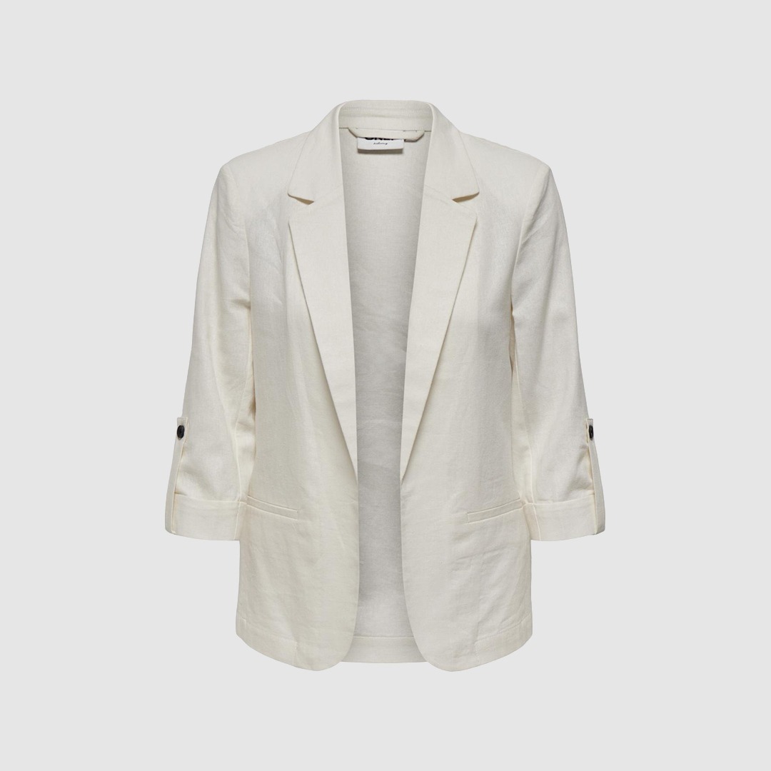 Ein heller Blazer mit langen Ärmeln und einem offenen Schnitt.