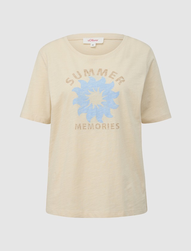 Beige T-Shirt mit Aufdruck "SUMMER MEMORIES" und einer Sonnensymbolik.