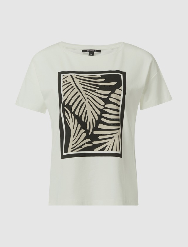 Ein weißes T-Shirt mit einem schwarzen und beige Blattmuster.