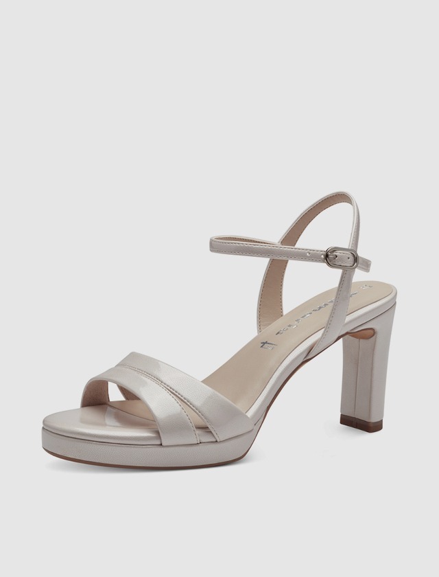 Ein eleganter, silberner Absatzschuh mit einem Riemchen und Plattform.