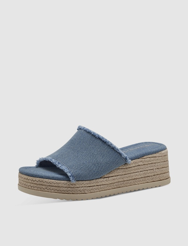 Blaues Sandalenpaar mit Keilabsatz und offener Zehenpartie.